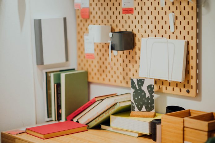 A pinboard over the desk like this one is a great student halls decorating idea.